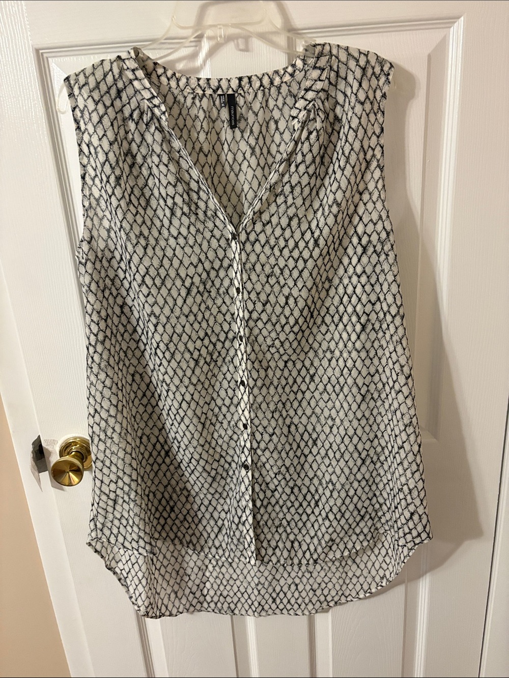 Maurices Black & White Sleeveless V-Neck Button-Front Blouse